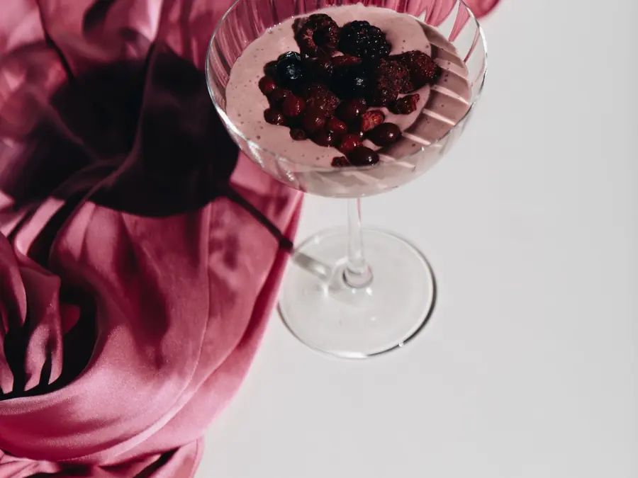 Glas met bessen-shake en losse bramen