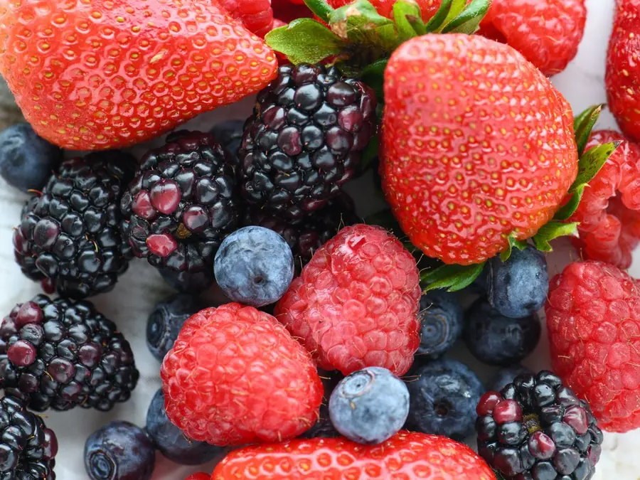 Aardbeien, bramen en blauwe bessen