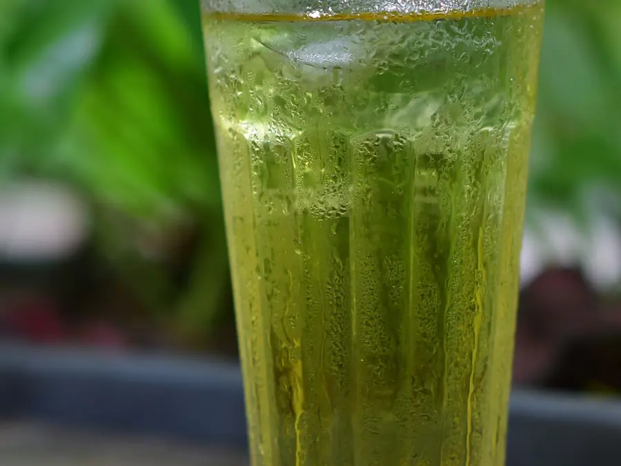 Glas groene thee met ijs