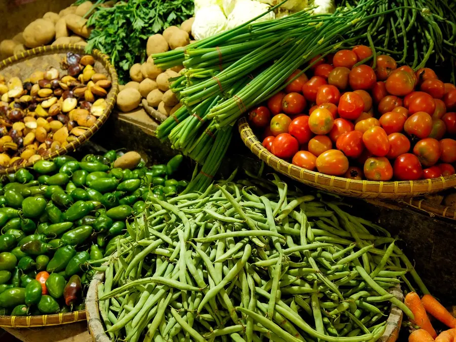 Sperziebonen, bosuitjes en tomaten op een markt