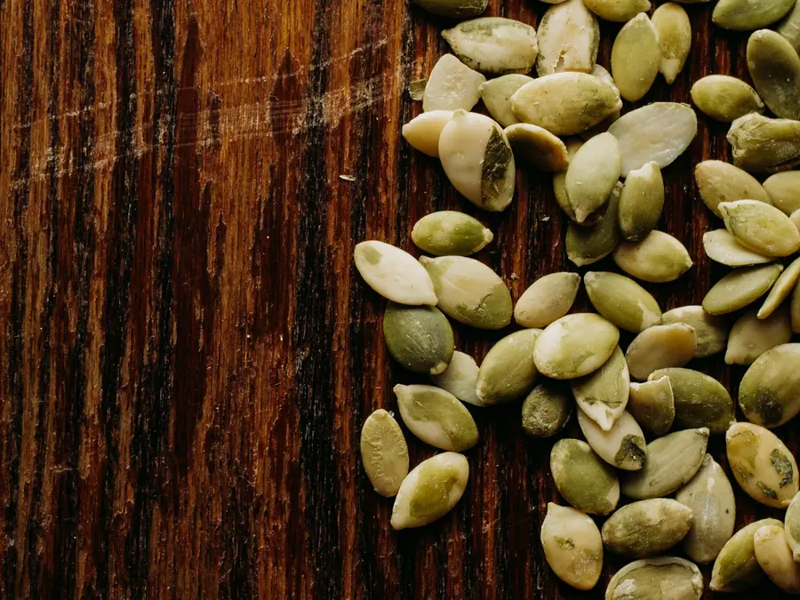 Pompoenpitten op een donkere houten tafel
