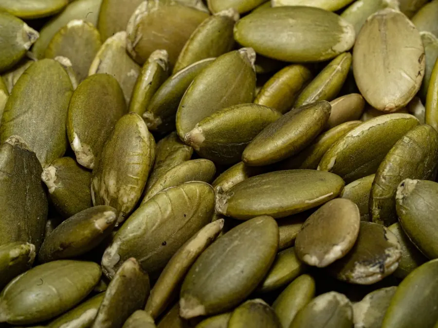 Groene gepelde pompoenpitten van dichtbij