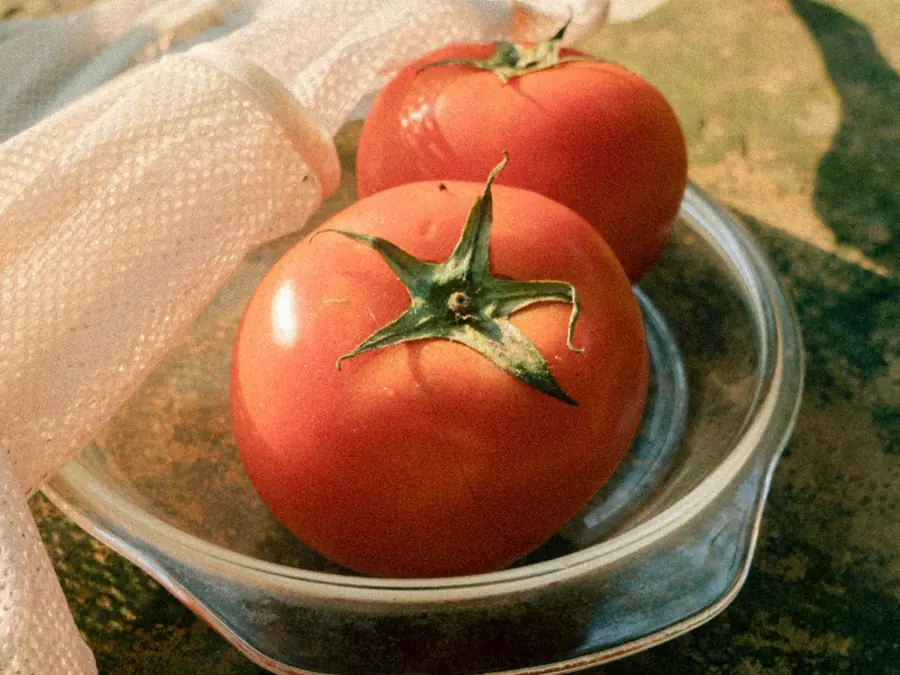 Twee rijpe tomaten in een glazen schaal